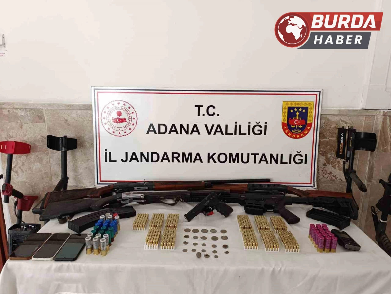 Adana'da yapılan aramada evde 23 antik sikke ve 5 adet silah bulundu.