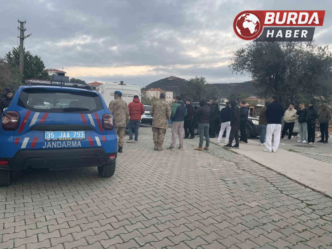 İzmir’in Foça ilçesinde 36 yaşındaki kadın evinde ölü bulundu.