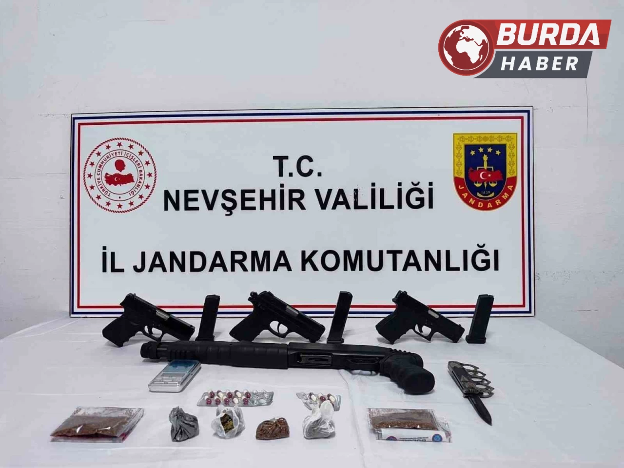 Nevşehir'de bir evin aranması sonucunda silah ve uyuşturucu bulundu.