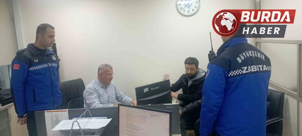 Kocaeli’de zabıta ekipleri buldukları parayı sahibine ulaştırdı.