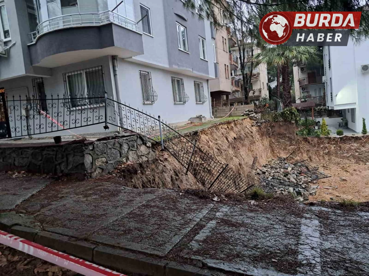 İnşaat alanında heyelan olunca vatandaşlar korku dolu anlar yaşadı.