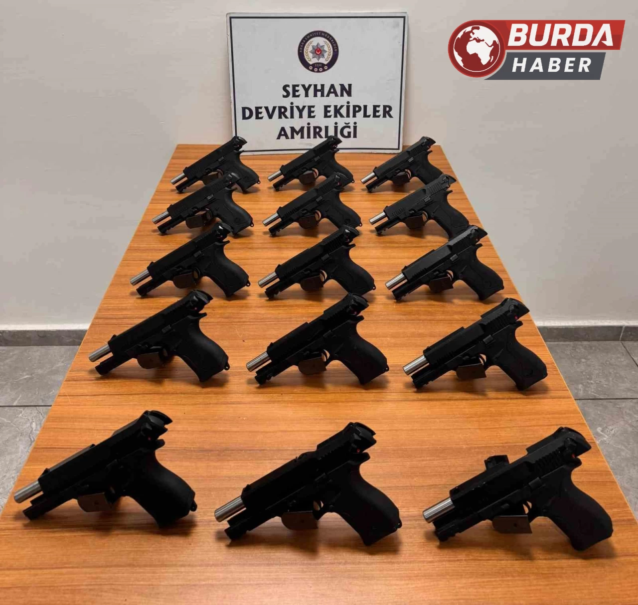 Adana’da yolcu valizinden 15 ruhsatsız tabanca çıktı.