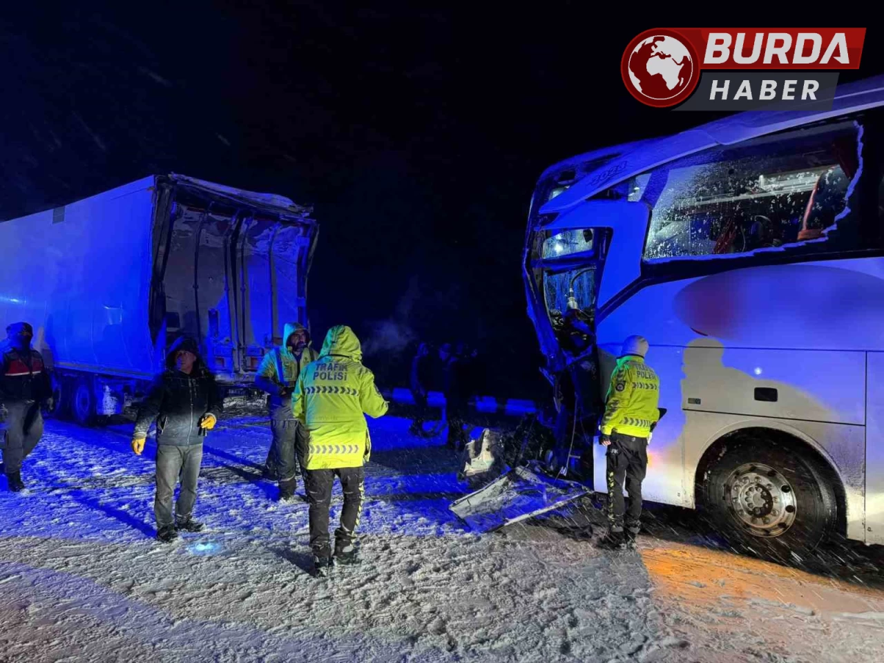 Sivas’ta yolcu otobüsü park halindeki tıra çarptı,13 kişi yaralandı.