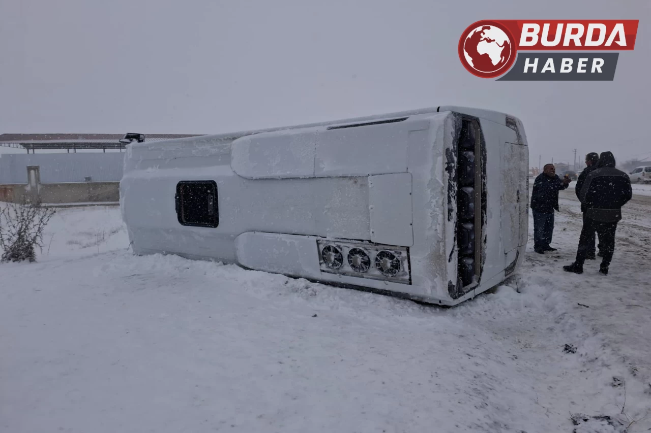 Aksaray’da işçi servisi devrildi, 15 kişi yaralandı.