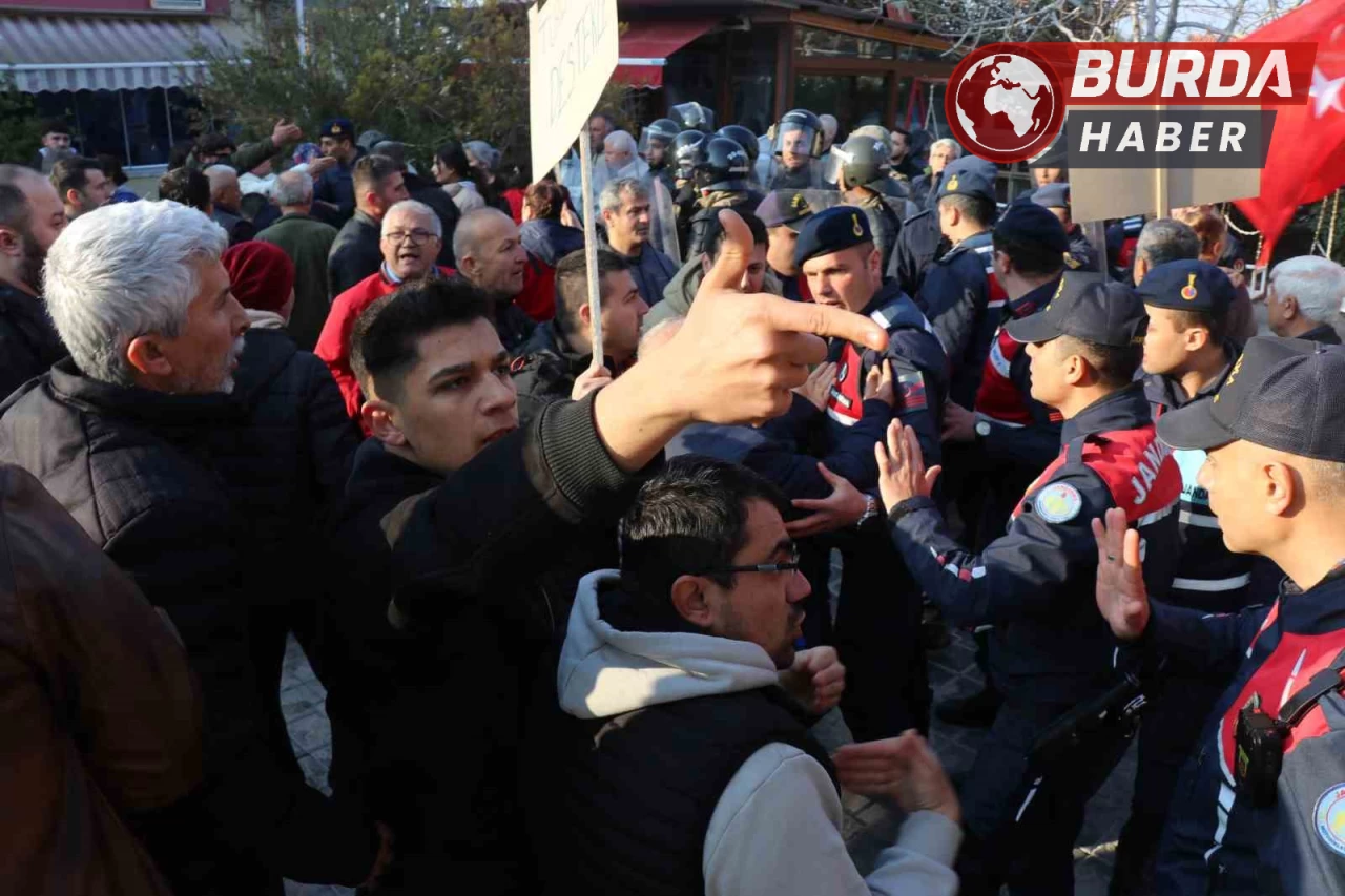 Mühürlemeye karşı çıkan işletme sahiplerine biber gazı!