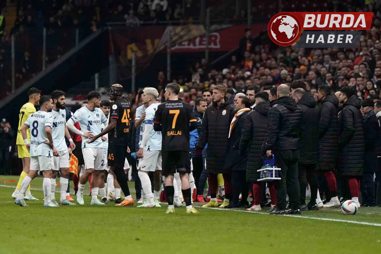 Adana Demirspor, Galatasaray ile oynadıkları maçta sahadan çekildi.