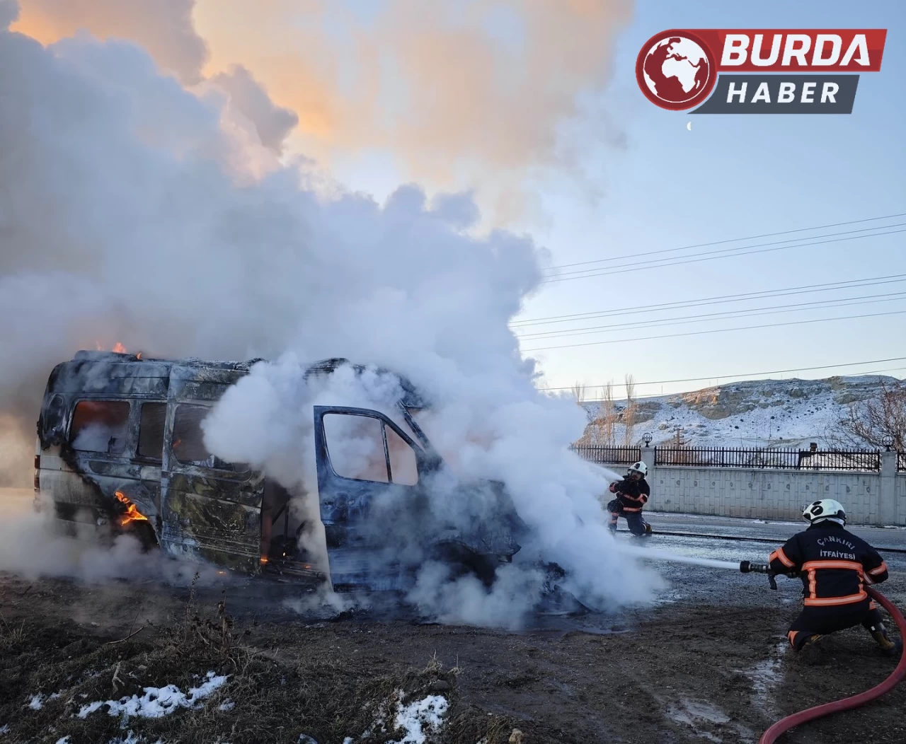 Çankırı’da seyir halindeki minibüs alev topuna dönüştü.