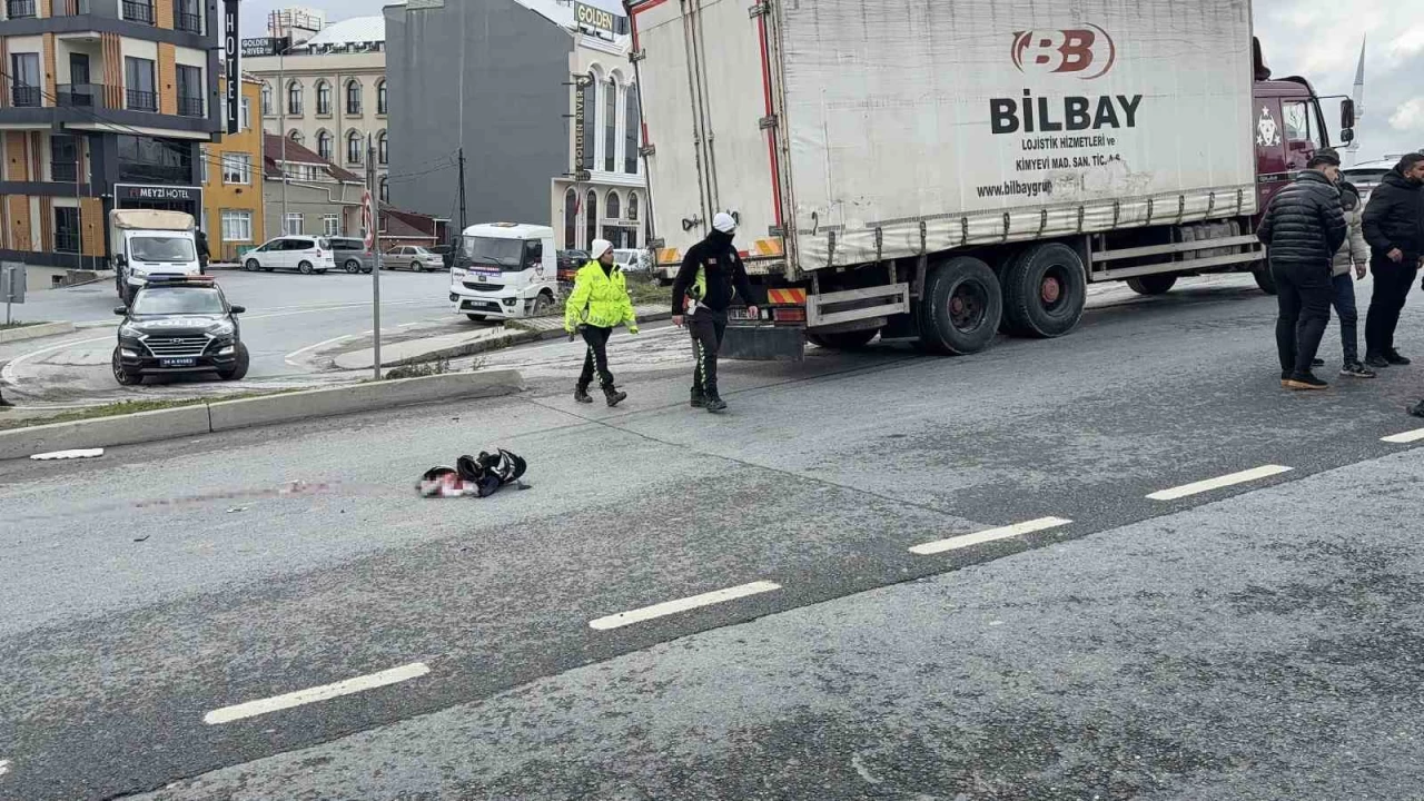 Arnavutköy’de motosikletli kurye kamyonun altında kalarak can verdi.