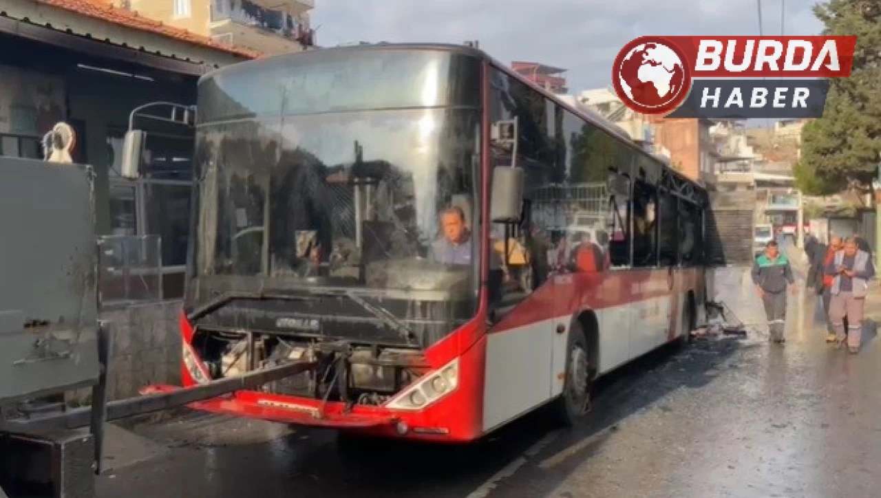 İzmir’in Konak ilçesinde belediye otobüsü alev alev yandı.