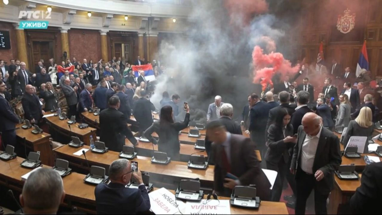 Sırbistan’da muhalif vekiller parlamento salonuna sis bombası attı.