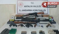 Antalya'da yapılan operasyonda büyük miktarda silah ve fişek yakalandı