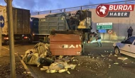 Kamyonun üzerindeki yükler alt geçide takıldı: Trafik durdu!