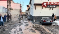 Kahramanmaraş’ta su borusu patladı, iş yerleri ve araçlar zarar gördü.