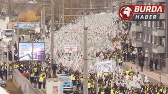 Köln'de PKK destekçileri, kalabalık bir yürüyüş gerçekleştirdi.