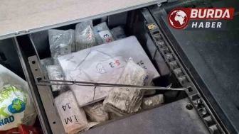 Polis, tırın yatağı altında 21 kilo kaçak gümüş takı ele geçirdi.