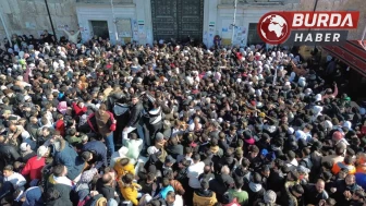 Emevi Camii’nde cuma namazındaki izdihamda 3 kişi hayatını kaybetti.