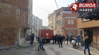 Bursa’da bir evi kundakladığı iddia edilen şahıs ekiplere direndi.