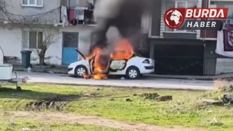 Park halindeki araç alev topuna döndü,müdahale sırasında patlama oldu!