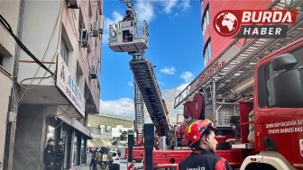 İzmir'de bir İş hanında çıkan yangın erken müdahale ile söndürüldü.