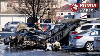 Kapısı açık havalanan küçük uçak otoparkta yere çakıldı.