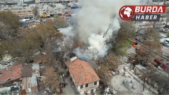 Başkentte hurda kağıt istiflenen metruk binada yangın çıktı.