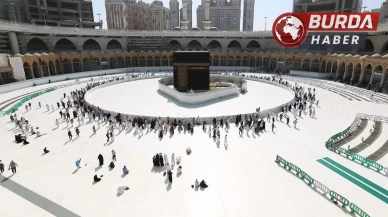 Konserde Kabe'nin Sanal Görüntüsü Önünde Şok Sahne Performansı