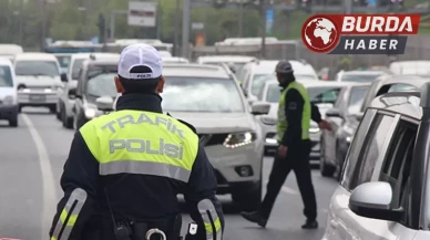 Makas atarak trafik kazasına sebep oldular ve olay yerinden kaçtılar.