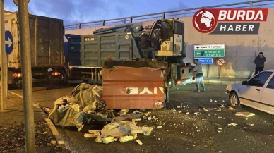 Kamyonun üzerindeki yükler alt geçide takıldı: Trafik durdu!