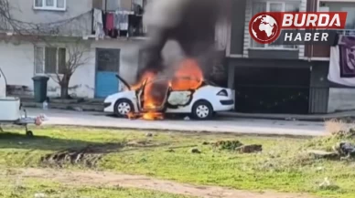 Park halindeki araç alev topuna döndü,müdahale sırasında patlama oldu!