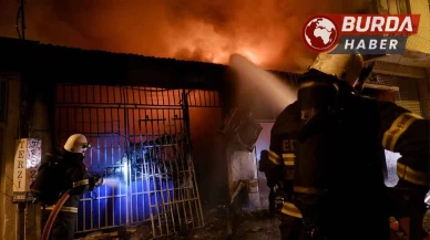 Yangında, çakmak satışı yapılan iş yerinde patlamalar yaşandı.