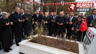 Hakan Fidan, şehit Astsubay Ömer Halisdemir’in kabrini ziyaret etti.