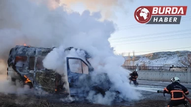 Çankırı’da seyir halindeki minibüs alev topuna dönüştü.