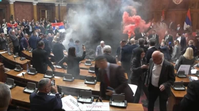 Sırbistan’da muhalif vekiller parlamento salonuna sis bombası attı.