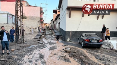 Kahramanmaraş’ta su borusu patladı, iş yerleri ve araçlar zarar gördü.