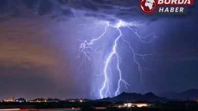 Mersin'de Yıldırım Düşmesi Panik Yarattı, Araçlar Zarar Gördü.