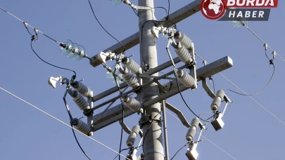 Elektrik direğinde akıma kapılan elektrikçi feci şekilde can verdi.