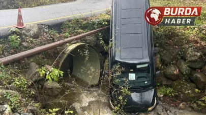 Sakarya'da Yabancı Turistleri Taşıyan Minibüs Nehir Yatağına Savruldu.