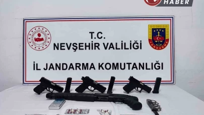 Nevşehir'de bir evin aranması sonucunda silah ve uyuşturucu bulundu.