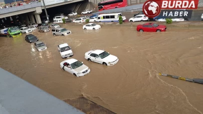 Mekke şehrinde meydana gelen şiddetli yağış sele sebep oldu.