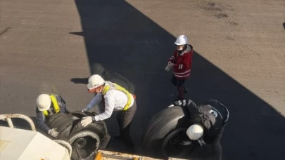 Japonya’da iniş yapan yolcu uçağının lastiği patladı!