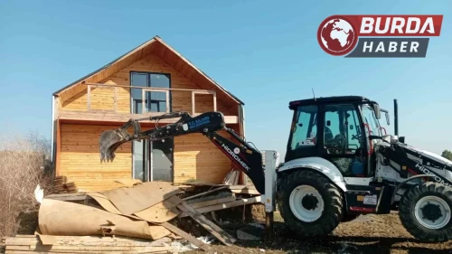 Silivri'de Kaçak Yapıların Yıkımı Sonrası Bölge Temizleniyor