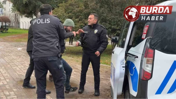 Parkta arkadaşına bıçakla saldıran şahıs polise de direndi.