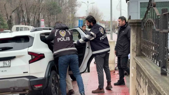 3 ay önce evlendiği eşini defalarca bıçaklayarak ağır yaraladı!