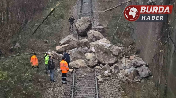 Dağdan düşen kayalar trenin önüne düştü, felaketin eşiğinden dönüldü!