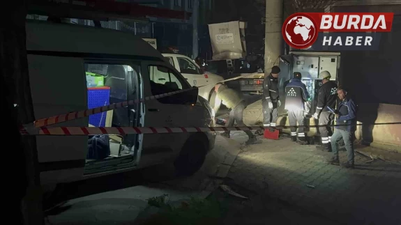 Trafo onarımı esnasında 2 personelin yüz ve kolları yandı.