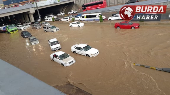 Mekke şehrinde meydana gelen şiddetli yağış sele sebep oldu.