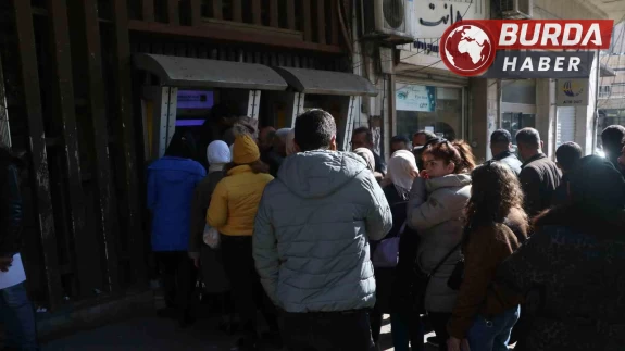 Suriyeliler,hesaplarına yatan 2 aylık maaşları için ATM’lere koştu.