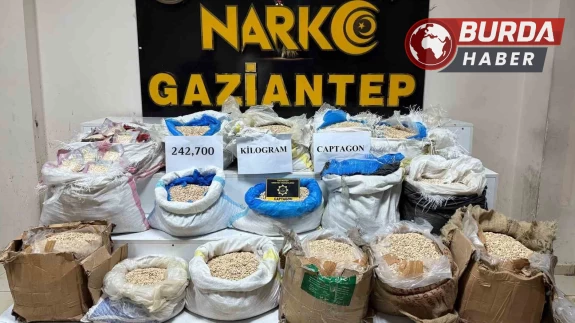 Gaziantep’teki operasyonda araçtan çuvallar dolusu uyuşturucu çıktı.