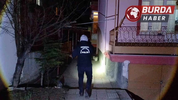 26 yaşındaki genç ölü bulundu, yanındaki gözaltına alındı.