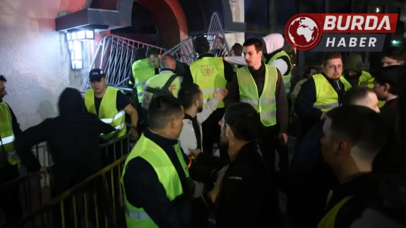 Sırbistan’da protestocular devlet televizyonu binasını ablukaya aldı.